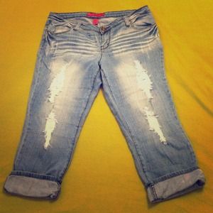 Size 14 distressed capri jeans!