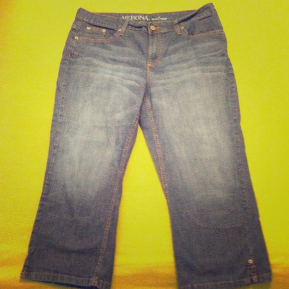 🍄TRADED🍄 Faded denim capri jeans