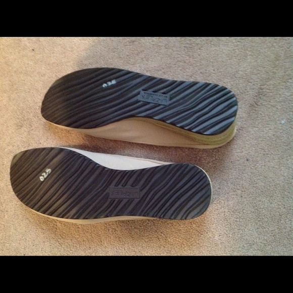 NWOT comfy tan slides - Picture 2 of 4