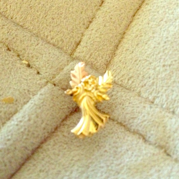 Black hills gold angel pin 10kt