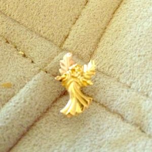Black hills gold angel pin 10kt