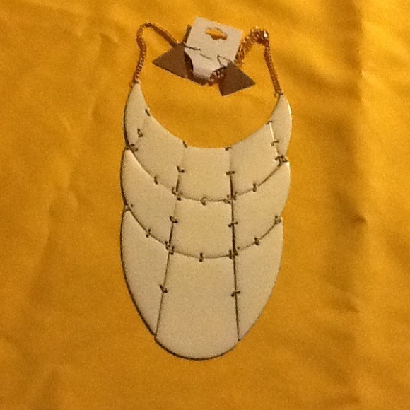 White bib necklace @earrings
