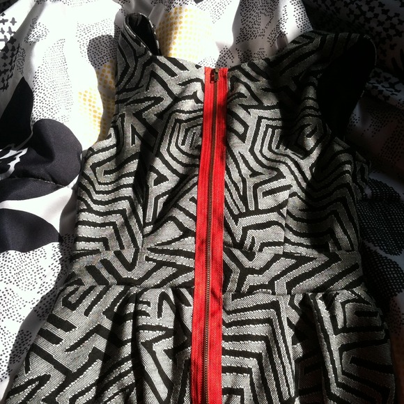 Size small - Picture 2 of 2