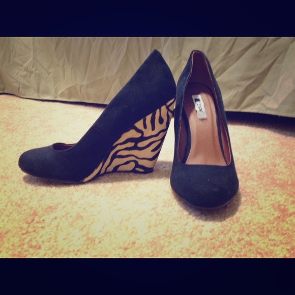 SOLD 😍Francesca's boutique wedges