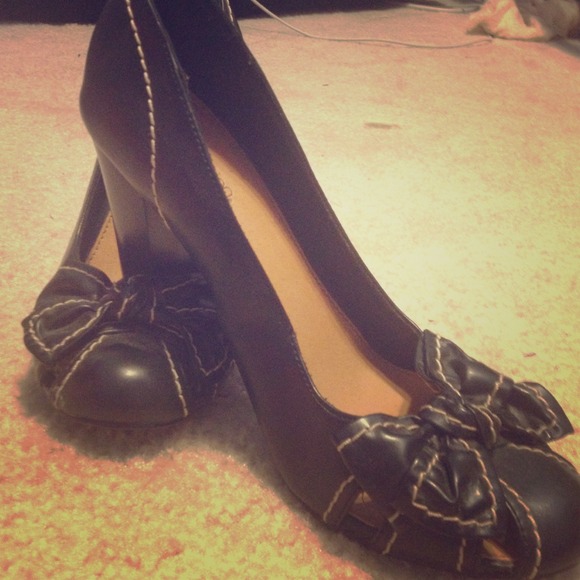 Black pumps