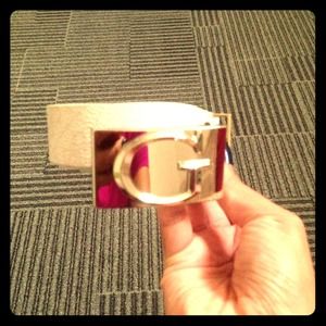 Guess white belt with logo