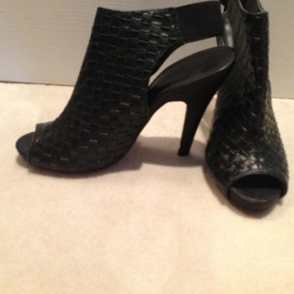 Black weave peep toe pump - Picture 2 of 4