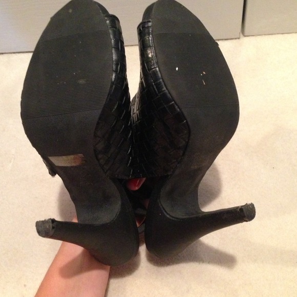 Black weave peep toe pump - Picture 3 of 4