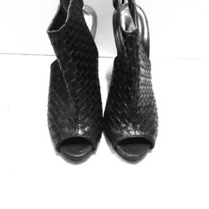 Black weave peep toe pump
