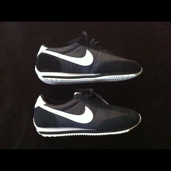 Black/White Nike Cortez