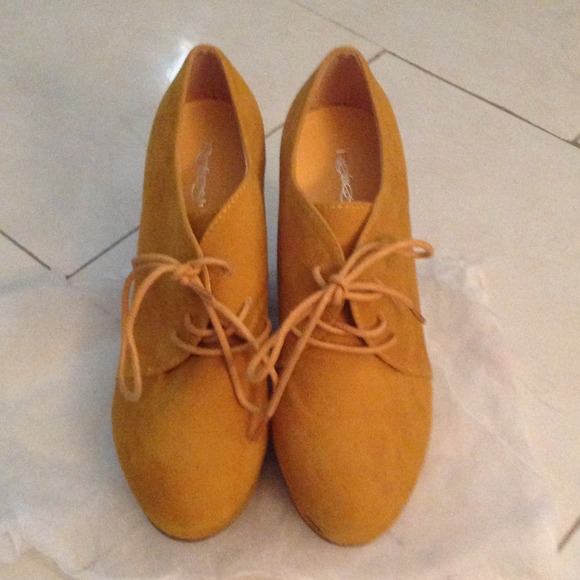 Cute mustard yellow wedges.