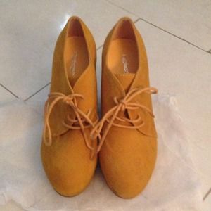 Cute mustard yellow wedges.
