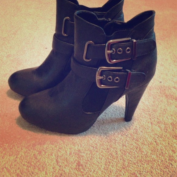 Black edgy low rise boots! Great condition