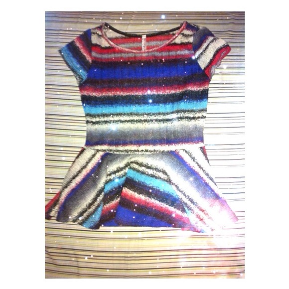 Shirt. Ruffle at the bottom. - Picture 1 of 1