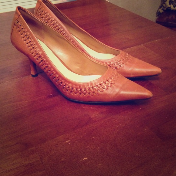 Adorable Carmel pumps with great detail.