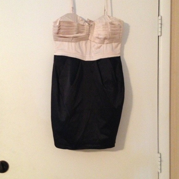 H&M Dress!  What a steal! BRAND NEW!!  🌸Reduced🌸 - Picture 4 of 6