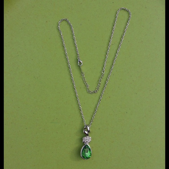 🌹Elegant 18KGP Green Teardrop Crystal Necklace🌹2 - Picture 2 of 3