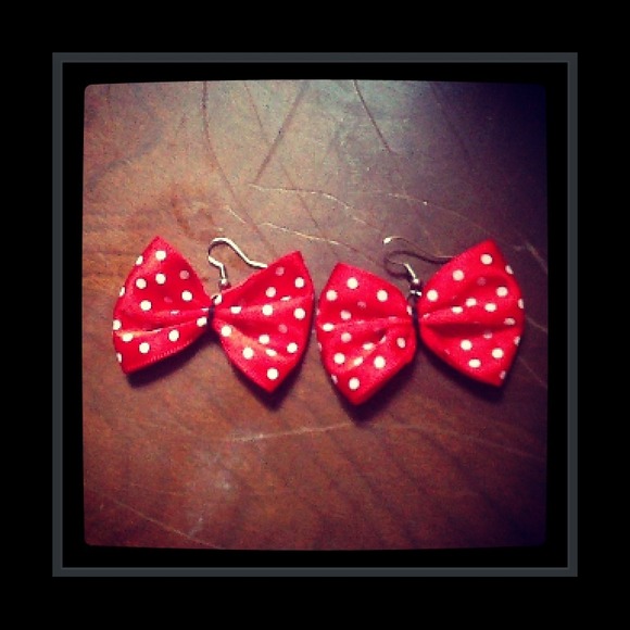 Red Polka Dot Bow Earrings! - Picture 1 of 2