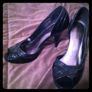 Black size 8 Maurices high heel shoes worn once