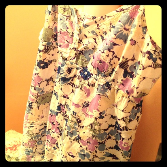 Pretty floral tank.