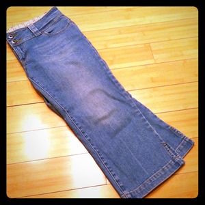 AE Jean Capris