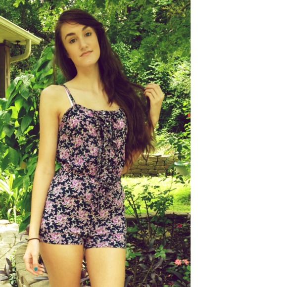 ❤️SOLD❤️ NWOT Forever 21 Purple Floral Romper M - Picture 2 of 4