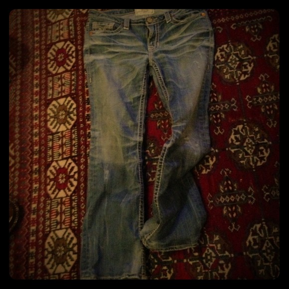 Super comfy broken-in jeans bundled w earrings