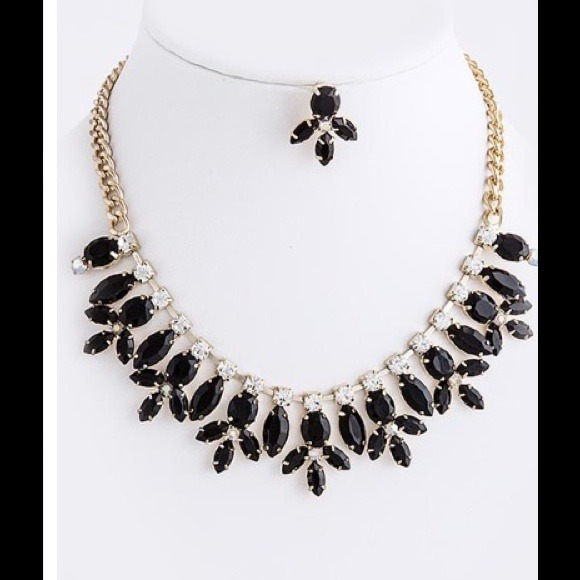 Jewelry - New-Crystal Jeweled Necklace Set