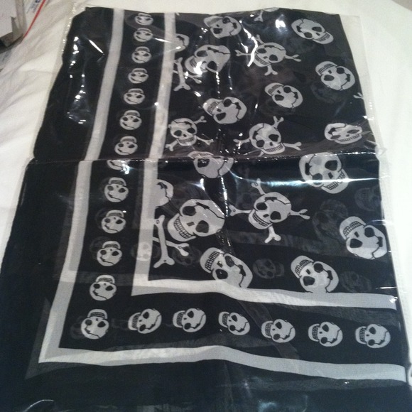 Black & white skulls scarf