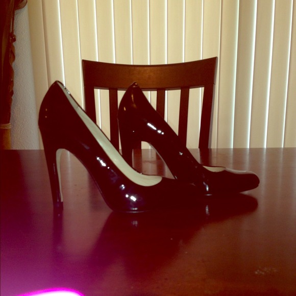 Michael Kors Shoes - Michael Kors black patent leather Heel!