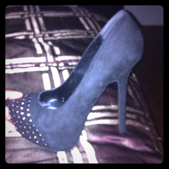 Shoes - Spiked toe 6in pumps(black suede).