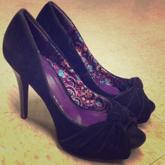 💟TRADED💟Black suede heels