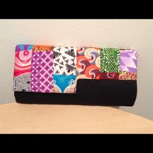 🎀SOLD🎀 Patch Print Multi-colored Clutch 💛💙💜