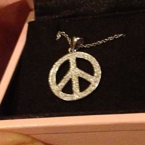 💎💗Diamond Peace ✌ sign necklace and pendant💗💎