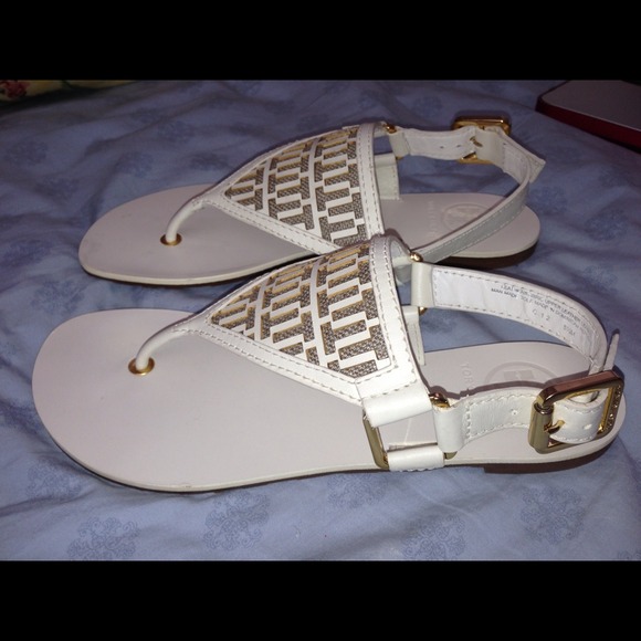 π’SOLDπ’ Tory Burch White Thong Sandals 5.5 NEW - Picture 2 of 4
