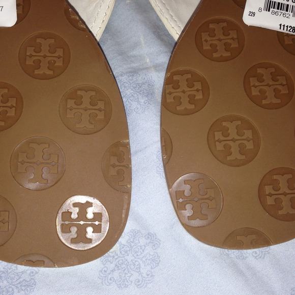 π’SOLDπ’ Tory Burch White Thong Sandals 5.5 NEW - Picture 3 of 4