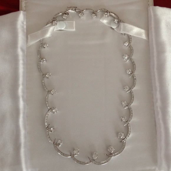 Beautiful brand new 925 sterling silver necklace