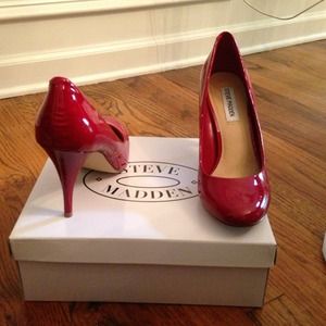Steve Madden Unityy red pumps