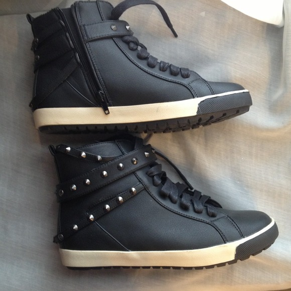 ❌❌SOLD IN BUNDLE❌❌Black studded shoes size 6.5