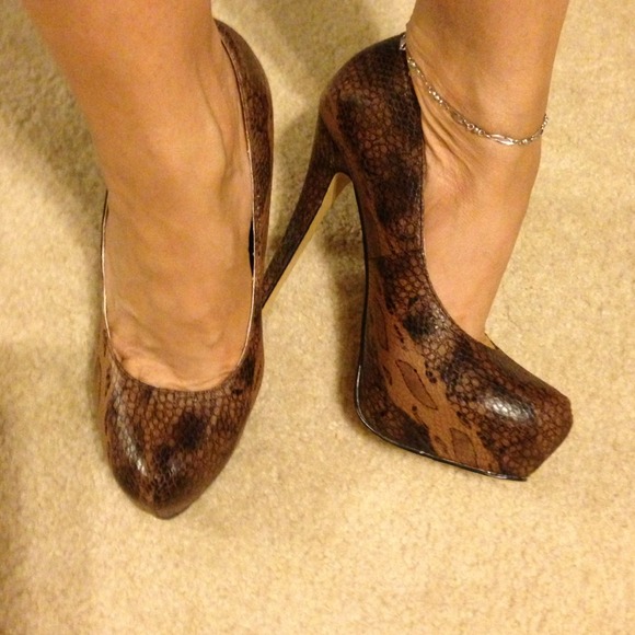 NWT snake print heels - Picture 3 of 4