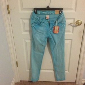 light washed blue skinny jeans.