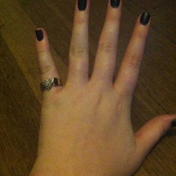 A ring - Picture 2 of 4