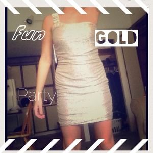 🎉PRICE REDUCED🎉🎈Form fitting party dress!!