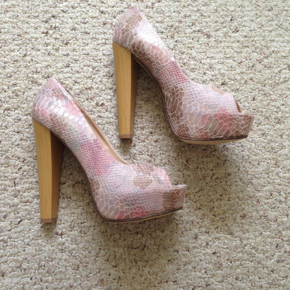 Snake pattern peep toe heels