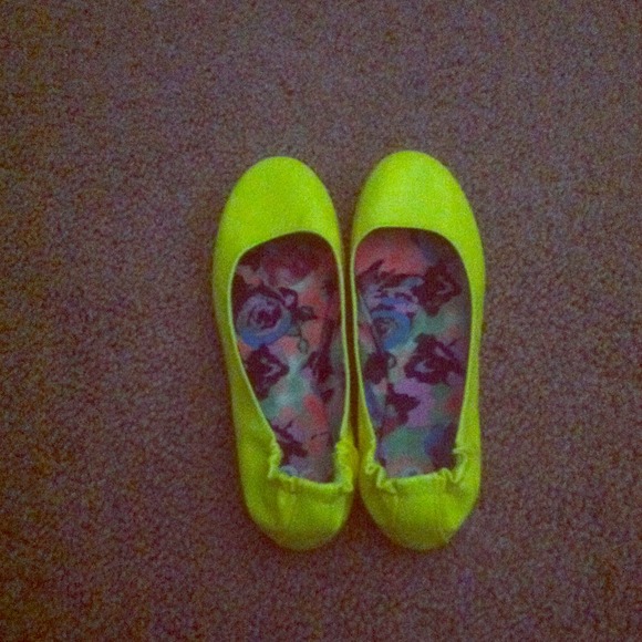 Bright yellow flats! Worn twice !