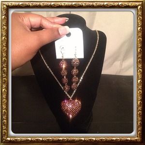 Beautiful multicolor necklace set by Avenue