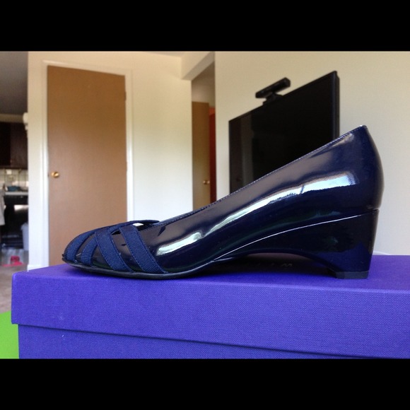 Stuart Weitzman navy blue peep toe - Picture 2 of 4