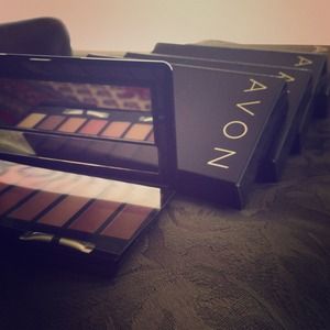 BRAND NEW8color palette in neutrals for 5$ :) AVON