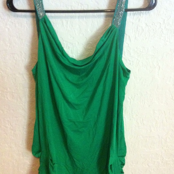 Green low back top π - Picture 2 of 4