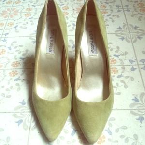 Pointed toe green suede heels